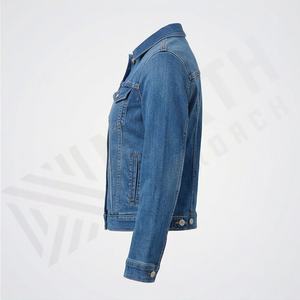 Veste en jean pour homme, style streetwear tendance, coupe courte, ourlet déchiré, boutons sur le devant, look moderne et jeune, mode - Product Image 3