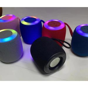 Altavoz Inalámbrico Portátil con Luz RGB, Salida de 5-10W, Uso en Exteriores, Carcasa de Plástico - Product Image 6