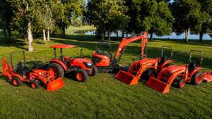 Tractor de jardín Kubota LX2620 rojo 4x4 en excelentes condiciones, transmisión por engranajes, alto nivel de seguridad. - Product Image 6