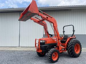 Tractor Compacto Kubota con Cargador Frontal 4x4, Tractor Utilitario Agrícola Kubota para Preparación de Terrenos, Plantación y Cosecha - Product Image 4