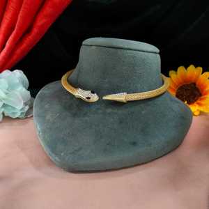 Collares de moda antideslustre estilo serpiente dorada para mujer, diseño elegante que combina elegancia tradicional con giro contemporáneo - Product Image 1