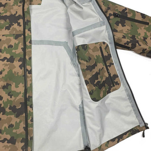 Veste de chasse camouflage avec coupe réglable et tissu imperméable respirant, parfaite pour les voyages de chasse par tous les temps - Product Image 3