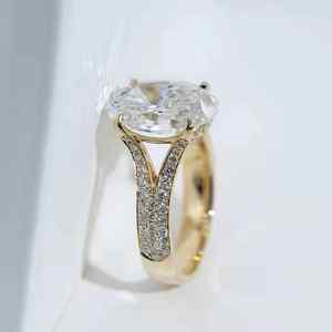 Anillo de compromiso de diamante de moissanita de corte ovalado con estilo de lujo en oro de 14K Joyería fina de boda clásica - Product Image 3