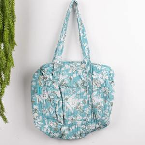 Sac de voyage en coton matelassé fait main, sac de sport de luxe, grande capacité, durable, écologique, avec imprimé floral - Product Image 2