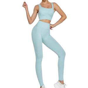 Ensemble décontracté soutien-gorge de sport et leggings – Écoresponsable, respirant, avec logo frontal – Tenue de sport premium pour le fitness quotidien - Product Image 1
