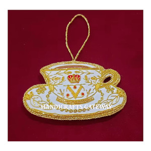 Ornement de Noël à suspendre en forme de tasse et d'assiette, nouveau, fait main, broderie dorée Zari, matériau en tissu, utilisé pour la décoration de fête d'anniversaire - Product Image 1