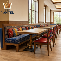 Ensemble de mobilier de restaurant d'hôtel de style bohème personnalisé, table à manger rembourrée, chaises en bois pour projet hôtelier