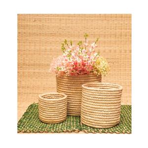 Cesta de almacenamiento de hierba Sabai hecha a mano con tejido artesanal duradero para uso decorativo y espacios de vida sostenibles ecológicos - Product Image 4