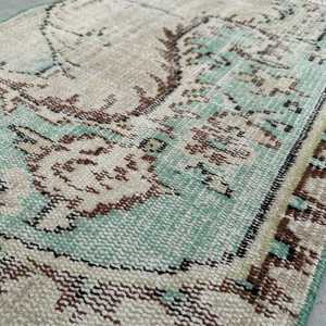 Alfombra Turca Vintage Pequeña de 1.9x2.5 pies, Alfombra de Lana Abstracta Verde Marrón - Product Image 5