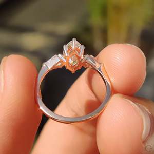 Exquisito Anillo de Compromiso de Diamantes para Mujer con Certificación IGI, Diseño de 3 Piedras con Corte Marquise y Kite, 1.00-2.00 CT - Product Image 6