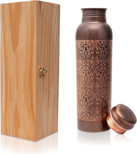 Botella de agua de cobre con diseño de grabado, producto altamente notable con caja de tamaño estándar disponible para vender regalos - Product Image 1