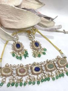 Parure Collier Ras-du-Cou et Boucles d'Oreilles en Laiton Plaqué Or de Haute Qualité avec Zircons, Style Classique pour Fiançailles, Fêtes et Mariages – Collection Radiant Designer - Product Image 4