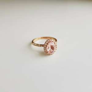 Anillos de Boda Románticos Unisex de Oro Sólido de 14k con Morganita Natural de 0.8ct y Diamantes Engastados en Pavé, Forma Ovalada - Product Image 3