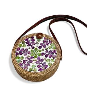 Bolso de Ratán Artesanal con Incrustaciones de Nácar para un Estilo Elegante y un Toque Artesanal - Product Image 3