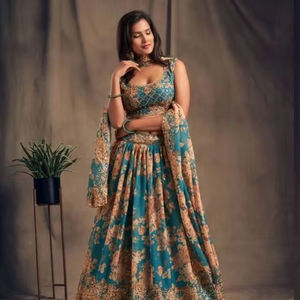 Zeel Floral Vol 2 Lehenga Choli Tradicional Indio para Novia, Reversible, Corte Holgado, Ropa India y Pakistaní al por Mayor para Invierno - Product Image 1