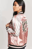 Blouson universitaire en satin de polyester imprimé sur mesure OEM pour homme avec broderie, et blouson bomber matelassé élégant pour femme – Nouvelle collection