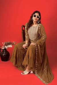 Nuevo patrón clásico bordado a mano estilo cachemir Color brillante Georgette tela Top y Sharara con Dupatta Set de Surat - Product Image 2