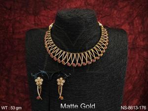 Ensemble de colliers de créateur en plaqué or mat avec pierres pleines - Product Image 2