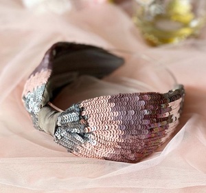 Bandeaux faits à la main pour femmes avec de superbes combinaisons de couleurs et taille réglable, parfaits pour les mariages - Product Image 6