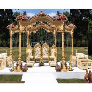 Mandap en bois de style Mayra pour Leicester, Royaume-Uni, avec piliers en bois sur le thème du paon, décoration de mandap Mayur pour les mariages aux États-Unis - Product Image 1