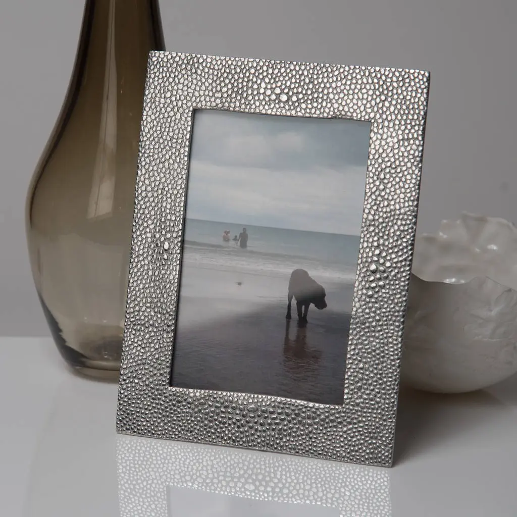 Marco de fotos más decorado Aluminio Plata Acabado Hecho a mano Diseño antiguo Marco de fotos para Decoración de mesa y artículo de regalo