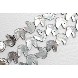 Cuentas Sueltas de Concha con Forma de Cabeza de Caballo Regal - Product Image 1