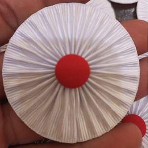 C'est une rosette maçonnique blanche et rouge avec un bouton central noir. - Product Image 6