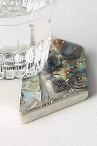 Sous-verres personnalisés de haute qualité en nacre et or gravé, design moderne pour verres à boisson - Product Image 2