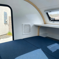 Caravane de camping moderne et légère en forme de larme, caravane de voyage compacte, mini-camping-car haut de gamme pour le camping et les voyages en plein air