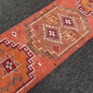 Tapis turc vintage Herki écologique 3,1x11,8 pi, orange, petit patchwork en laine avec envers en latex - Product Image 2