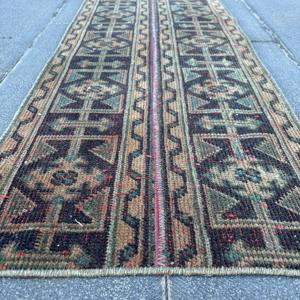 Alfombra Vintage de 1.4x3.3 pies, Alfombra Turca Pequeña, Alfombra de Lana a Cuadros Verde Marrón - Product Image 5