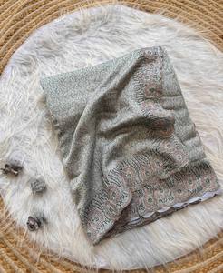 Sari de seda Vichitra suave y pesado de diseñador indio con hermosas impresiones digitales Trabajo y blusa de contraste de diseñador Estilo tradicional - Product Image 4