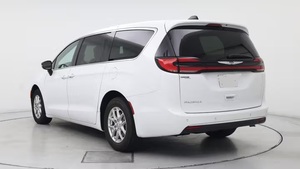 2024 Chrysler Pacifica Touring L FWD cuidadosamente usado - Product Image 2