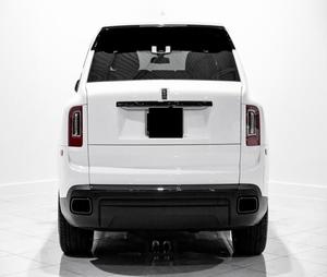 Increíble Rolls-Royce Cullinan Black Badge AWD 2023 en perfecto estado, con poco kilometraje, disponible en stock, ofrecido a una oferta fantástica. - Product Image 2