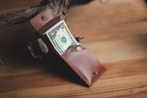 Portefeuille en cuir classique Offre Spéciale fabriqué à la main avec un design mince et des coutures durables pour un usage quotidien disponible au meilleur prix - Product Image 5