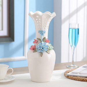 Un vase en porcelaine sculpté délicat avec un dessus à volants et des accents floraux appliqués colorés. Disponible aux prix de gros. - Product Image 1