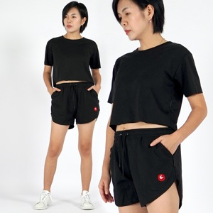 Ensemble décontracté à tricoter solide deux pièces au-dessus du genou pour femmes chemise et short à manches courtes - Product Image 1