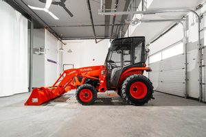 Tracteur à roues Kubota LA526 neuf avec chargeur frontal, couleur rouge, moteur diesel, matériel agricole - Product Image 6