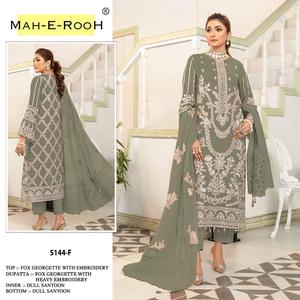 Costume pakistanais au design élégant avec broderie complexe, parfait pour les occasions festives, disponible au meilleur prix - Product Image 6