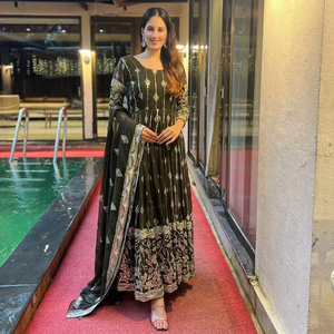 Créatrice Georgette Anarkali pour les fêtes d'hiver pour les célébrations de mariage indiennes et pakistanaises - Product Image 1