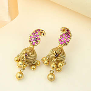 Pendientes colgantes Anokhi Morni Kemp Stone Laxmi Temple Jhumka en tono dorado, estilo religioso clásico y moderno, hechos de aleación de zinc. - Product Image 2