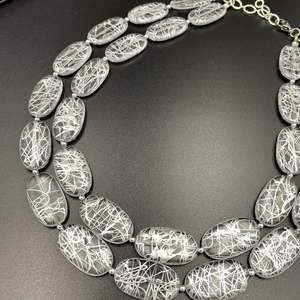 Collier à la mode en cordon de perles en résine artisanale avec prix marketing - Product Image 3