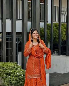 Nuevo traje de mujer Faux Georgette Lunching Sharara Salwar con trabajo de secuencia de bordado para fiestas de proveedor indio - Product Image 6