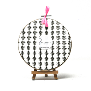 Decoración de Aro Bordado a Mano con Diseño Pop Art |   Retrato de Reina del Rock y Ícono en Técnica Mixta para Boutique, Comercio Minorista y Diseño de Interiores, 15 cm - Product Image 4