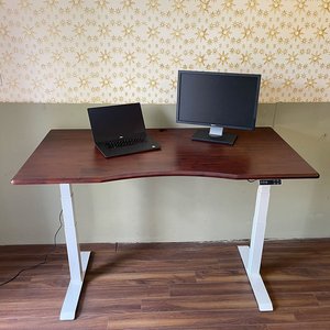 Escritorio FlexiDesk FLD013 Contemporáneo con Base Eléctrica Elevable, Superficie de Madera de Acacia en Color Marrón Rojizo, Soporte de 3 Articulaciones para Uso en Dormitorio - Product Image 3