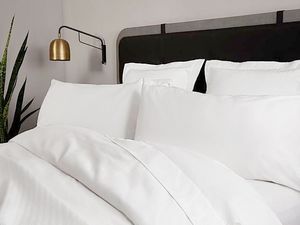 ผ้าปูที่นอนสีขาวแบบเรียบ 142 TC ผ้าฝ้าย 100% ทนทาน รับทำโลโก้ตามสั่ง สำหรับโรงแรม โรงพยาบาล ของใช้ในบ้าน ขายส่ง - Product Image 3