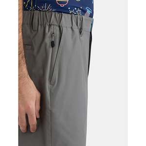 Shorts de golf pour hommes conçus pour garder les joueurs confortables grâce à un tissu extensible qui permet une bonne circulation de l'air et une longue durée de vie - Product Image 3