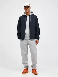 เสื้อแจ็กเก็ตโค้ชผ้าไนลอนกันลมสำหรับผู้ชายพิมพ์ลายโลโก้แบบกำหนดเอง - Product Image 2