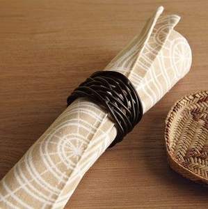 Rond de serviette en métal de designer de luxe pour la table à manger formelle pour créer une présentation élégante classique et intemporelle pour le dîner - Product Image 4