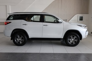 Nouveau / Occasion 2023 Toyota SUV 5 places, intérieur cuir, phares LED, pneus R18, climatisation automatique, réglage électrique des sièges - Product Image 4